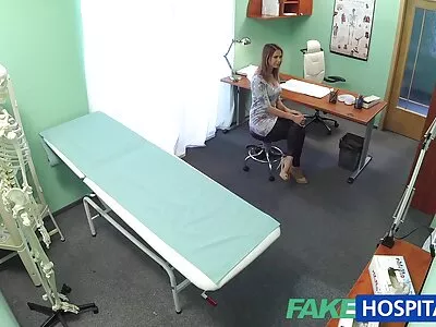 两个迷人的宝贝在热情的异族女同性恋