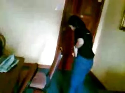 淫夫妇在户外进行生殖器互动