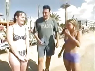 东方之爱被三个不妥协的亚洲人撞了