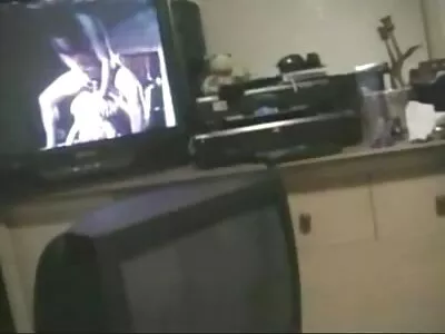 引人注目的金发小妞对在镜头前口交并不害羞