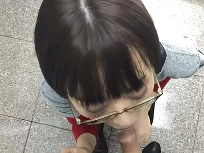 变态的女孩用巨大的假阳具用填充熊猫做色情表演