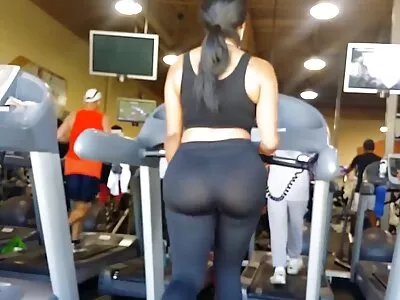 年轻的小伙子用卷发击中头奖他妈的乌木熟女屄