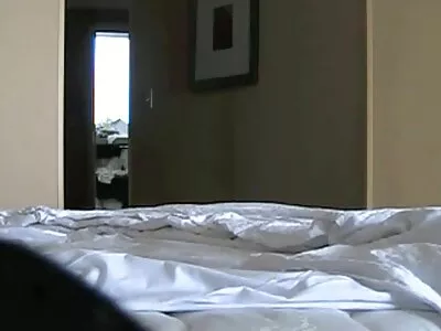 男女房地产经纪人通过三人行庆祝一笔好交易