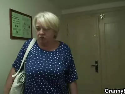 熟练的家伙满足另类荡妇的渴望良好的鸡巴