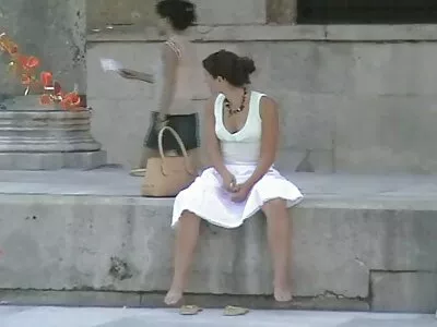 她知道戴渔网会让她的男孩非常勃起