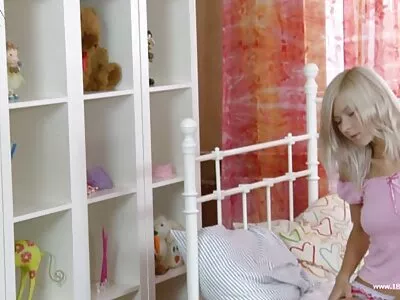 漂亮的美女在他的游泳池里跳到户外的胖哥的鸡巴上