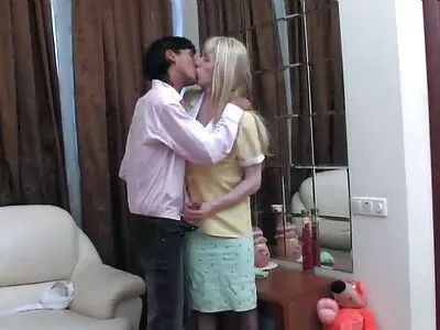 黑发青少年辣妹被挂钉撞了