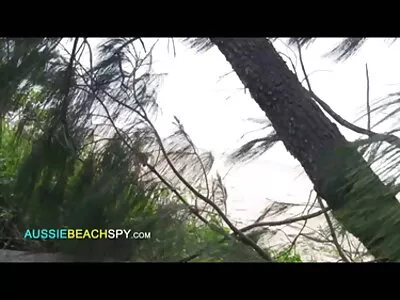男人坐着不动，享受宝贝舔球和吸吮公鸡