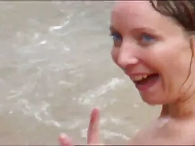 红发女郎提供优雅的乌木情妇与猫舔