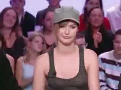 娇小的黑发亚洲女孩余烬雪骑着一个了不起的啄木鸟