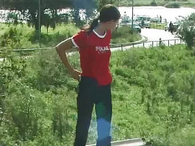 肮脏的黑发女孩在劳累中被渗透