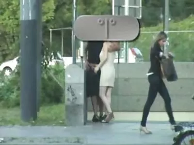 金发熟女教她的继女如何正确地操