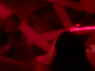 乌木男人在酒店房间与大屁股女神放松