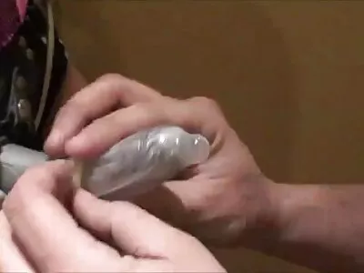 瘦和性感，黑皮肤的荡妇让她的阴部按摩和性交