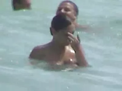 丰满的金发女郎对男人没有印象，迫切需要公鸡