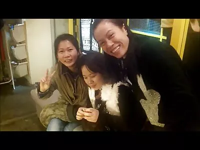 令人兴奋的黑发女孩在沙发上被性交