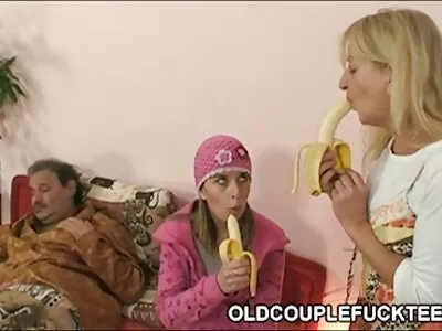 鱼网装的荡妇在肛门拧之前给马虎口交
