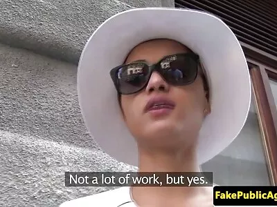 这位女士与她的伴侣享受性感的性爱