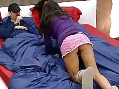 三人行与一个娇小的黑发小妞的肛交
