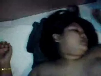 十几岁的女孩在工作场所与一位顾客发生性关系