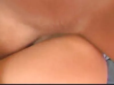 丰满的色情女神让她的肛门猛烈撞击