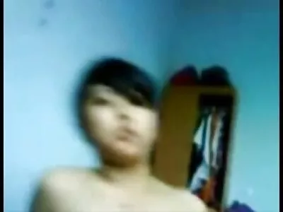 苗条的金发辣妹在性感和淫玩