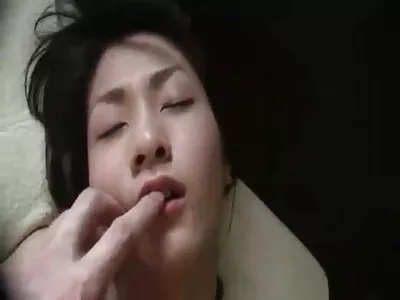 现金激励苗条的黑人女孩在货车上与陌生人交配