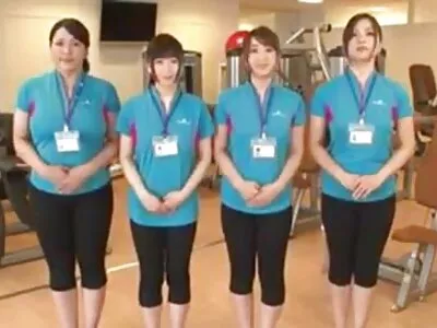 拥有完美屁股的金发熟女被年轻的家伙撞了