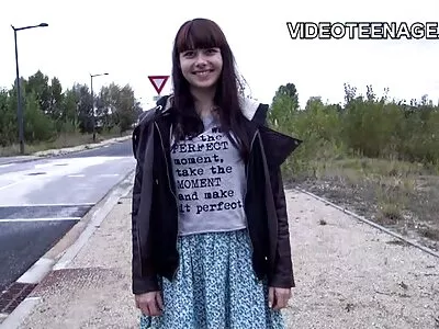 男人在插入前用渔网舔日本女孩的阴部