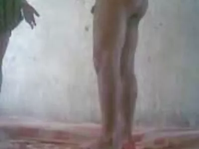 Hung teen 用盒子把自己送到漂亮宝贝的家