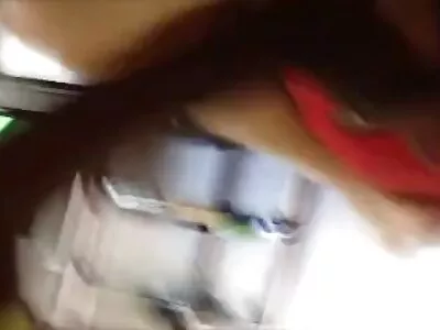 三个惊人的热辣妹在四人组中被撞
