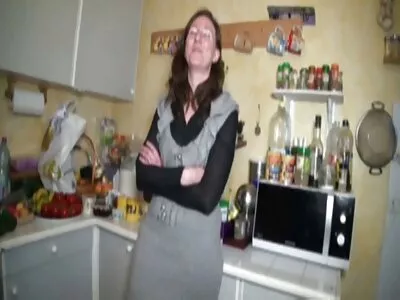 给裸体脱衣舞娘口交后兴奋的金发美女面部化