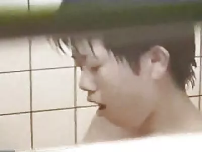 年轻的黑发宝贝在厨房里被撞了