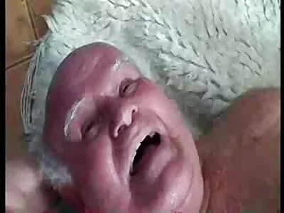 曲线美拉丁在网球场上享受激情的敲打