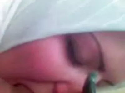 几对俄罗斯夫妇在宽敞的树林里开始群交