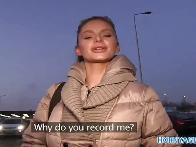 娇小的青少年在她的卧室里被性交