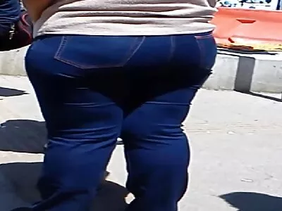 幸运的色情螺柱刘海两个可爱的黑发美女