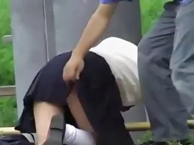 两个黑发女士被一个螺柱肛交