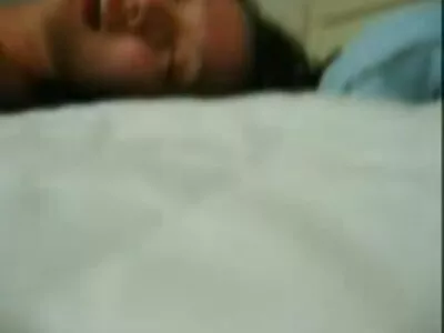 甜蜜的黑发与毛茸茸的猫得到一个厚厚的鸡巴冲击