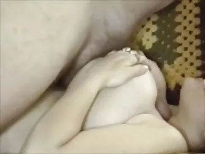 黑发熟女辣妹与大胸部学习如何喷