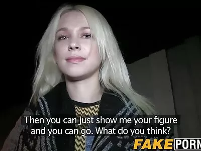 三个漂亮的女士在一张宽床上抚摸湿漉漉的阴户