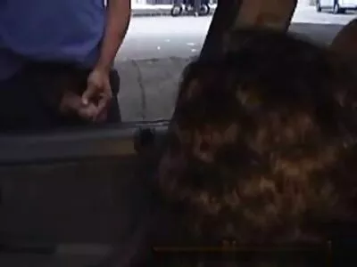 金发女郎和她的朋友安排在沙发上三人行与性交