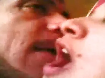 有饥饿猫的女孩希望她能独自找到满足