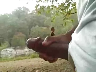 拉丁美女吮吸一个大笨蛋并在户外被操
