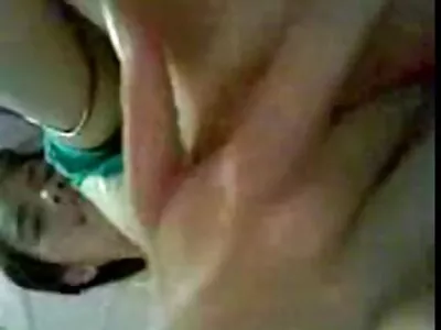 书呆子金发女郎与性感继母一起擦亮BF的鸡巴