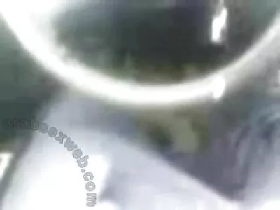 美丽的黑发在这里给他带来快乐