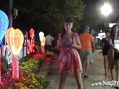 黑发战士在擂台上被裁判性交和舔