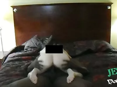 精湛的黑发模特莱利里德在医院里骑着一个大鸡巴