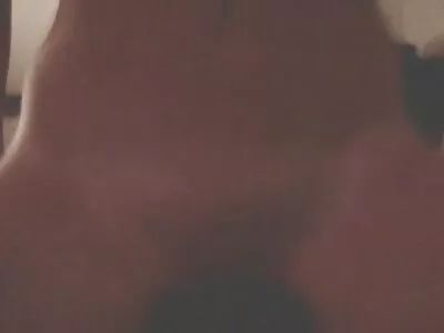 甜美的日本美女被吃掉了，在户外吮吸鸡巴