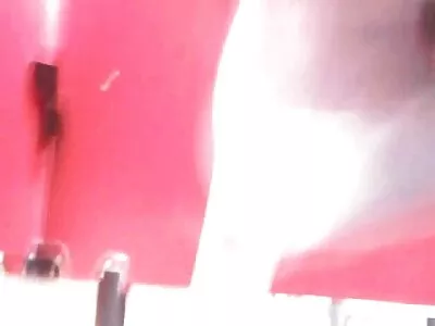 金发宝贝像小马一样骑着那只大啄木鸟